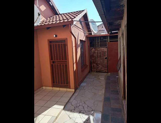 7 BEDROOM HOUSE FOR SALE IN PROTEA NORTH